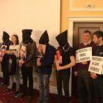 Учащиеся, с мешками на головах и с веревками на шее, протестовали против высылки турецких граждан