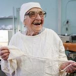 (FOTO) Алла Левушкина — старейший хирург России до сих пор проводит более сотни операций в год