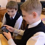 (VIDEO) Франция запретила всем детям до 15 лет пользоваться телефонами в школе, а что думают об этом учителя и учащиеся в Бессарабке?