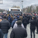 Протестующие перекрыли движение в центре столицы: образовались пробки.