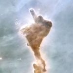 (FOTO) На небе появился непристойный жест. Телескоп HUBBLE снял космическое облако необычной формы.