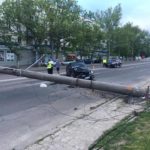 В Кишиневе на бульваре Дечебала автомобиль Mercedes врезался в столб.